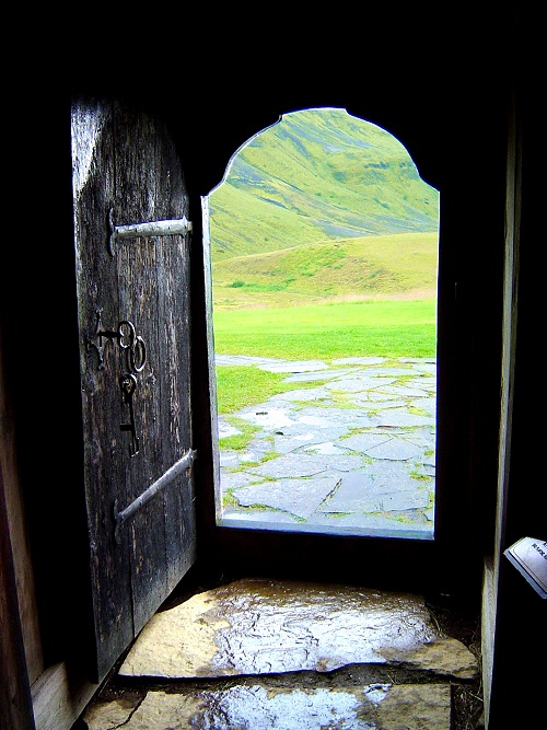 [doorway, Thjothveldisbaer]